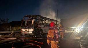 Ônibus com torcedores do Cruzeiro pega fogo e atinge fornecimento de luz próximo à BR-040