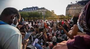 França bate novos recordes de calor; migrantes sofrem com insolação diante da prefeitura de Paris