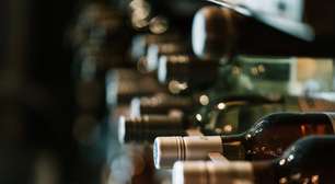 Casal compra casa e descobre 'caverna' carregada de vinhos