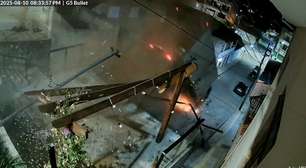 Caminhão 'voa' sobre quintal de casa e atinge três carros após perder os freios em MG