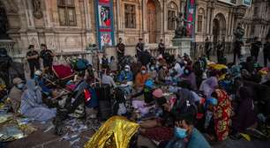 Migrantes sem-teto são removidos da entrada da Prefeitura de Paris e pressionados a deixar a cidade