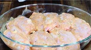 Não faça almoço sem antes ver essa receita de frango assado na maionese