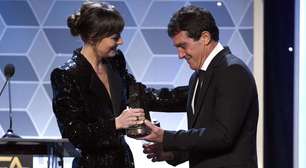 "Mudou nossas vidas para sempre": Dakota Johnson fez sua estreia em filme de Antonio Banderas e tem relação especial com ator