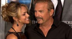 Após o divórcio, ex-mulher de Kevin Costner fica noiva do vizinho