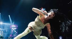 Katy Perry topa cantar música de fora da setlist em show, mas não do jeito que fã imagina; veja o vídeo
