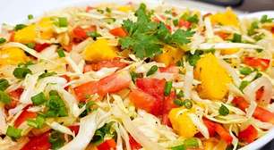 Salada de repolho leve e crocante que combina com qualquer refeição da sua semana