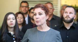 Carla Zambelli passa mal ao chegar à audiência de processo de extradição na Itália
