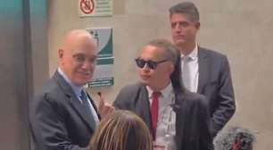 Moraes reencontra 'seu advogado' em evento do STF e ironiza restrição de entrada nos EUA