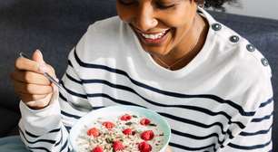 ESSA é a forma correta de comer chia, aveia e linhaça. Nutricionista garante: "não basta misturar só com água"