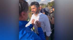 Bolsonaro escreve número de urna na camisa de senador, mas juiz não vê propaganda antecipada