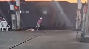Homem é preso por agredir companheira e arrastá-la pelos cabelos em posto de combustíveis