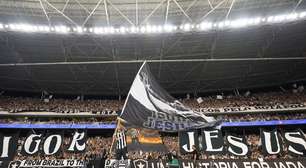 Torcida do Botafogo faz mosaico "em movimento" antes de jogo contra a LDU; veja vídeo