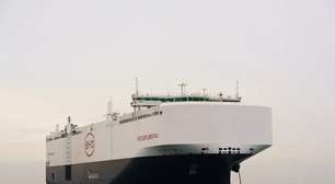 Os piratas do mar Vermelho estão roubando, assaltando e afundando navios, mas fazem uma exceção: os barcos que transportam carros chineses