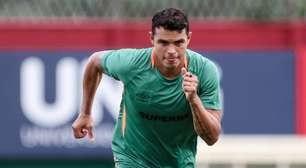 Thiago Silva volta a treinar em campo e se aproxima de retorno no Fluminense