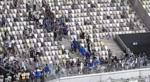 Torcedores do Godoy Cruz brigam com seguranças no fim do jogo contra o Atlético