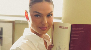 Isis Valverde usa branco com sapatilha de balé para divulgar livro