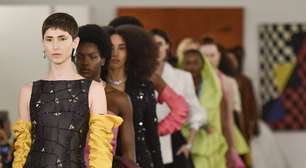 Estilista desfila moda corporativa e de festa inspirada na casa da tia