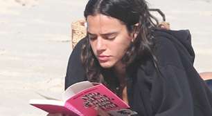 O que diz o livro que Bruna Marquezine escolheu para ler em meio às comemorações dos seus 30 anos