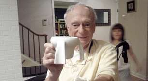 Menina de 11 anos vira multimilionária ao inventar caneca que transforma vida de avô com Parkinson