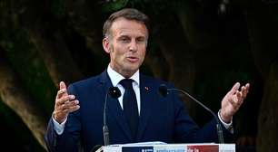 Agricultores despejam esterco em frente à casa de praia de Macron em protesto contra acordo UE-Mercosul