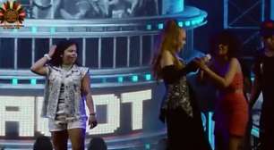 Joelma arranca microfone de fã à força após ser criticada em show