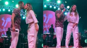 Paolla Oliveira sobe ao palco, beija Diogo Nogueira e dá show de samba