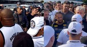 'Se você chorar, imagina o resto': torcedores do Santos invadem CT e cobram Neymar