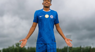 Chelsea lança novo uniforme com presença de Estevão; confira imagens