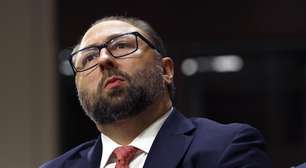 Quem é Jason Miller, estrategista de Trump apontado como responsável por jato de Flávio Bolsonaro