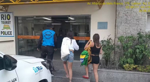 Turistas italianas caem em 'golpe da maquininha' e pagam R$ 3 mil por maço de cigarros no Arpoador