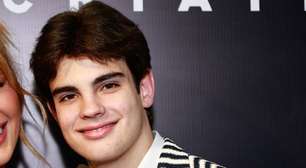 Caçula de Faustão faz rara aparição com loira 18 anos mais velha em festa do irmão