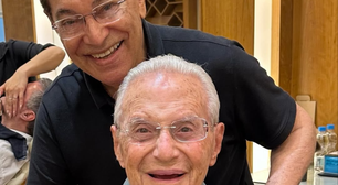 Jassa, cabeleireiro de Silvio Santos, cuida dos cabelos de Paulo Maluf, de 93 anos