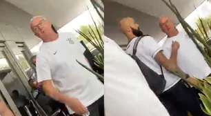 Dorival discute com torcedor do Corinthians que atirou cabeça de porco no gramado antes de jogo contra o Vasco