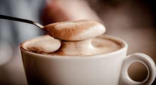 Cappuccino cremoso: sinta-se em uma cafeteria enquanto está em casa