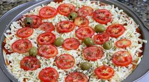 Pizza italiana caseira crocante que não precisa deixar a massa descansar e muito fácil de preparar