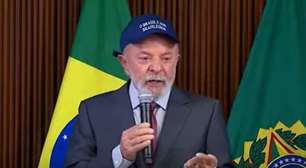 Com boné 'anti-Trump', Lula pede 'frente de batalha' contra filho de Bolsonaro