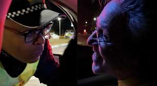 Policial militar para Caetano Veloso em blitz e pede beijo: 'Posso?'