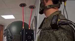 A mais recente tática da Rússia não são drones kamikaze, mas soldados com capacetes com antenas que surpreendem a Ucrânia