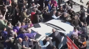 Milei é retirado de caravana às pressas após ser alvo de ataque de pedras