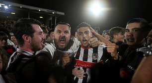 Torcedores de time da 4ª divisão invadem gramado após classificação sobre o United