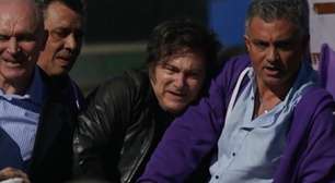 Javier Milei é retirado às pressas de carreata após ataque com pedras e garrafas em Buenos Aires