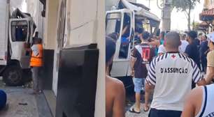 Caminhão desgovernado atinge estádio do Vasco, no RJ; passageiros ficaram presos nas ferragens