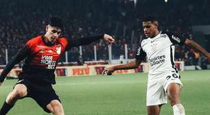 Torcedor invade campo, agride Hugo Souza e árbitro encerra a partida entre Athletico e Corinthians