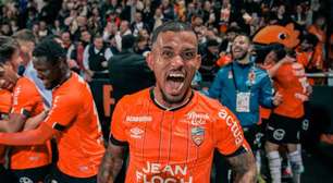 Lateral brasileiro aproveitou 'chance de ouro' na Grécia e viveu disputa por camisa de Neymar na França