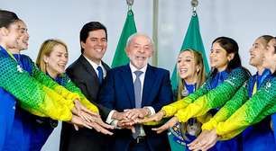 Lula dá 'rugido do leão' ao receber medalhistas brasileiras da ginástica rítmica no Planalto