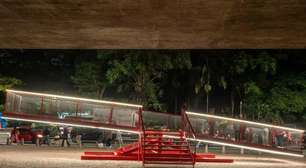 Criador de obra no MASP fala com o público, neste domingo (31/8)