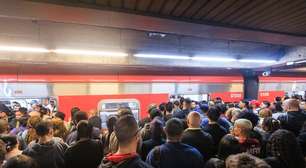 Falha paralisa trem da Linha 11-Coral da CPTM e passageiros caminham nos trilhos em São Paulo