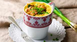 Omelete na caneca pronto em 2 minutos é o café da manhã rápido ou lanche prático com ovo perfeito