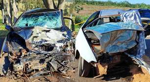 Batida frontal entre carros mata motorista e deixa dois feridos em rodovia do Paraná