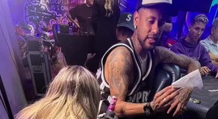 Neymar faz tatuagem do escudo do Santos em homenagem ao clube